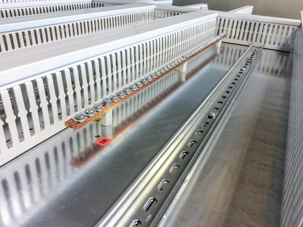 Comment installer un rail DIN ?